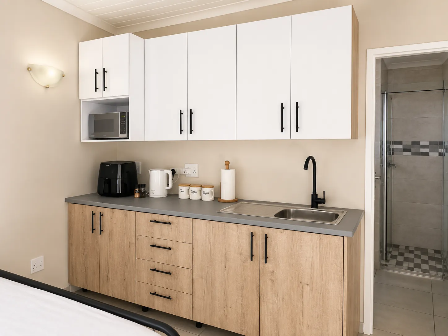 Furnished, Airconditioned Semi-Attached flatlet close to Huguenote Highschool photo 2