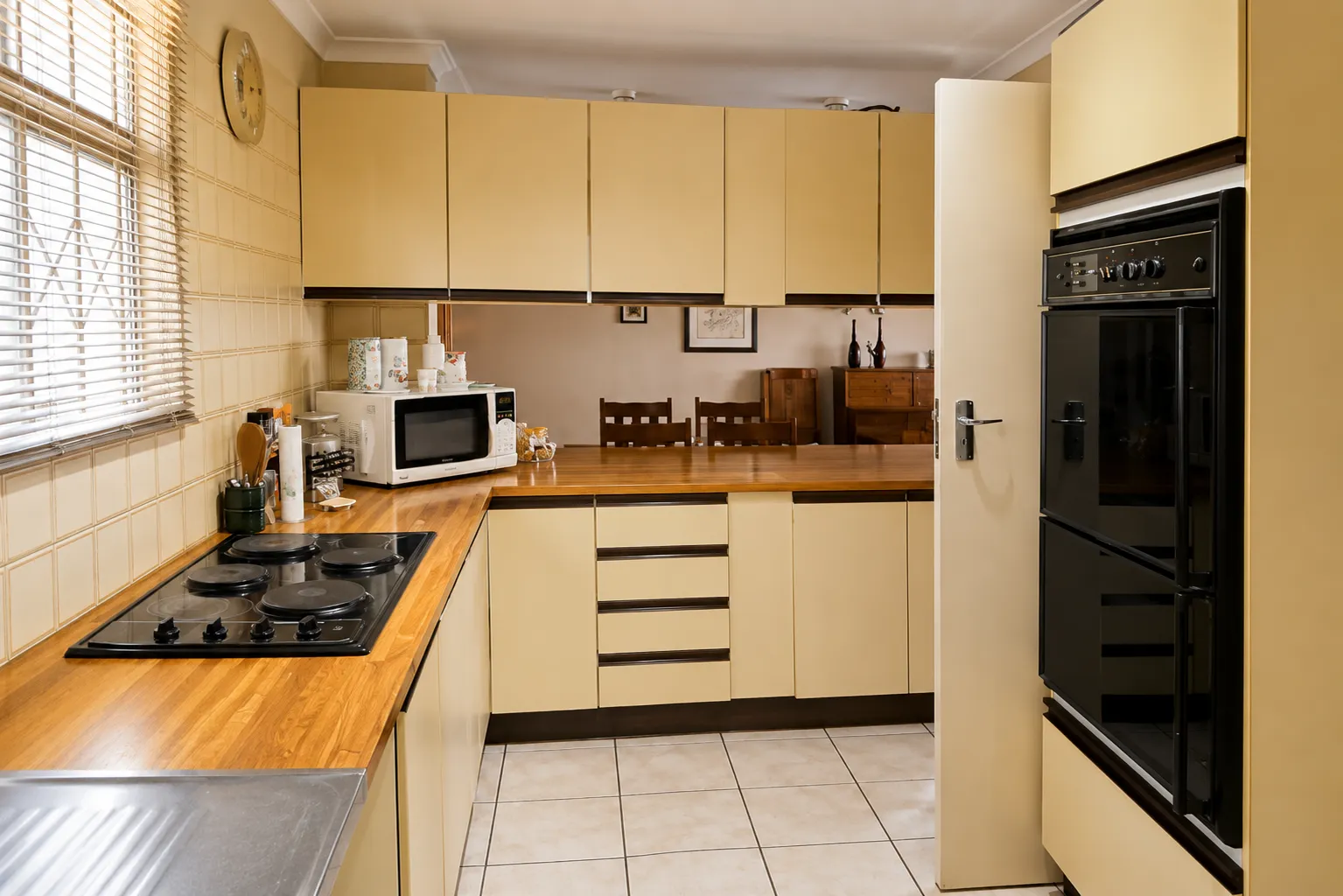 Spacious 2-bedroom apartment for sale in Murrayfield, Pretoria photo 3
