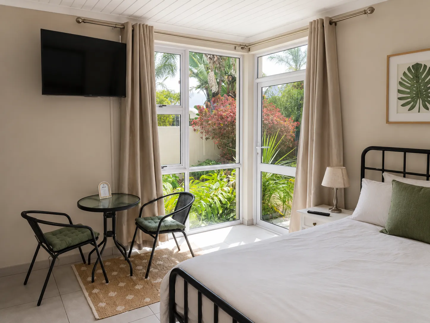Furnished, Airconditioned Semi-Attached flatlet close to Huguenote Highschool photo 3