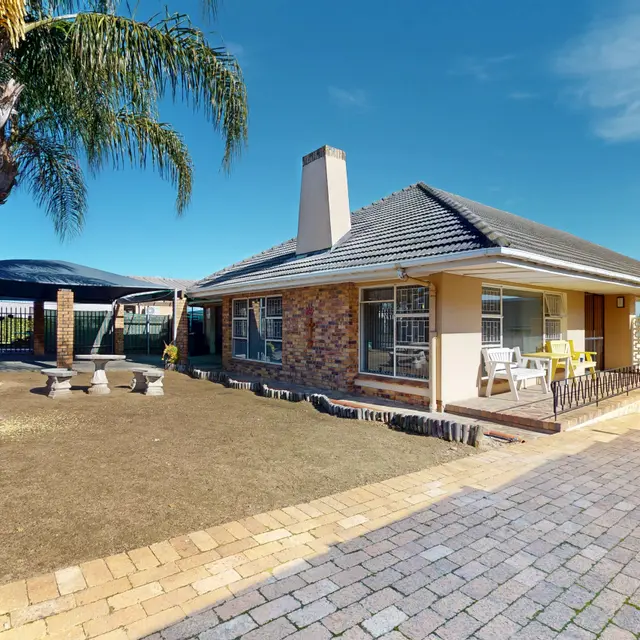 Family Living with Pool, Braai Room & Ample Parking
