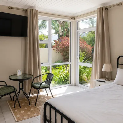 Furnished, Airconditioned Semi-Attached flatlet close to Huguenote Highschool photo 3